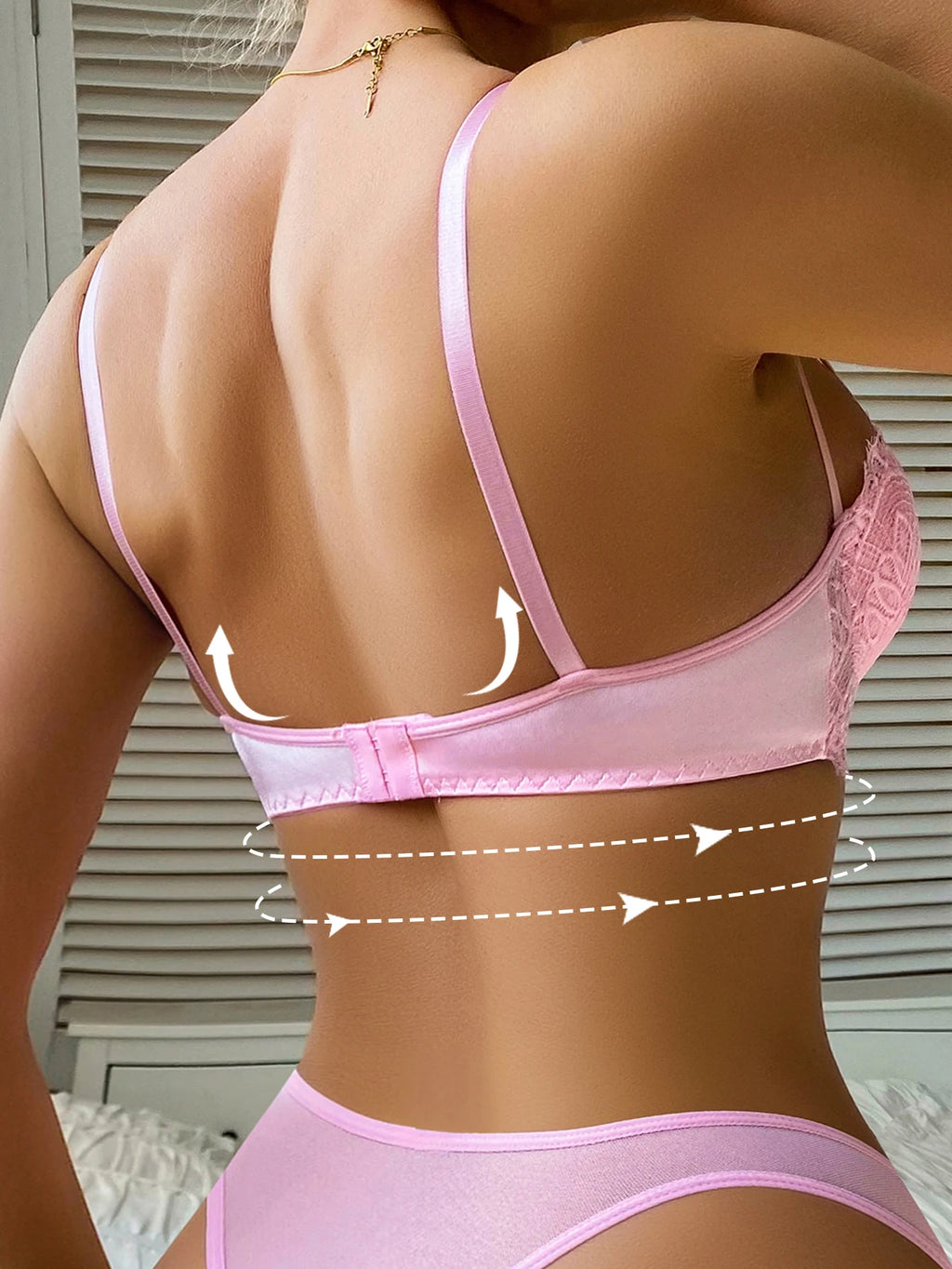 The pink girl-style is both comfortable and breathable. It comes with a lace-formed bra and adjustable shoulder straps ZA825091